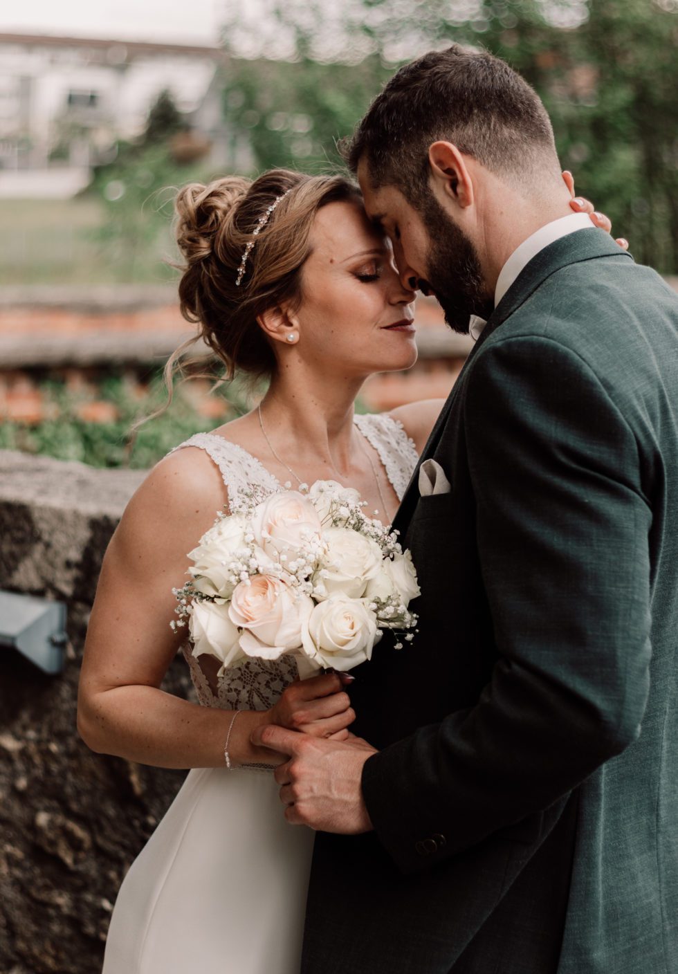 Les mariés se regardent les yeux fermés