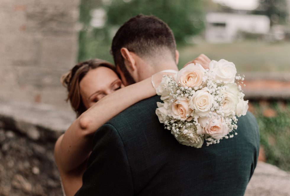 Mariés se font un calin